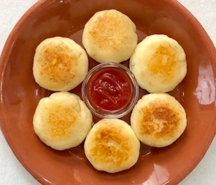 มันฝรั่งทอดแผ่นไส้ชีสเนื้อนุ่ม สูตรเนยและชีส พร้อมซอสมะเขือเทศ