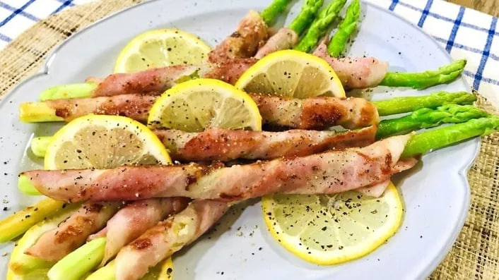 เมนูกับข้าวรสเบา กินง่ายในบ้าน ─ แนะนำ “หน่อไม้ฝรั่งม้วนหมูเบคอนรสกระเทียม”