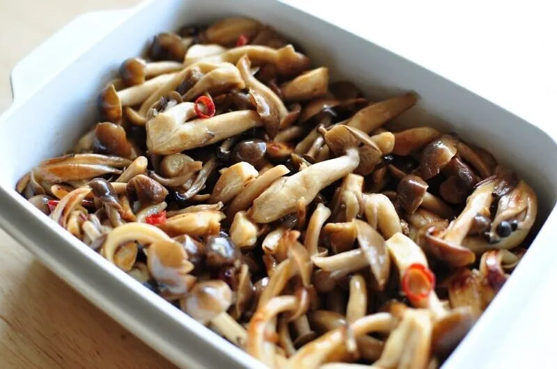 กับข้าวกินกับข้าวอร่อยและเก็บได้นาน “เห็ดฮงชิหมัก” ผัดกระเทียมให้หอมคือหัวใจสำคัญ ใช้เวลาเพียง 10 นาทีก็เสร็จ เป็นกับข้าวสารพัดประโยชน์