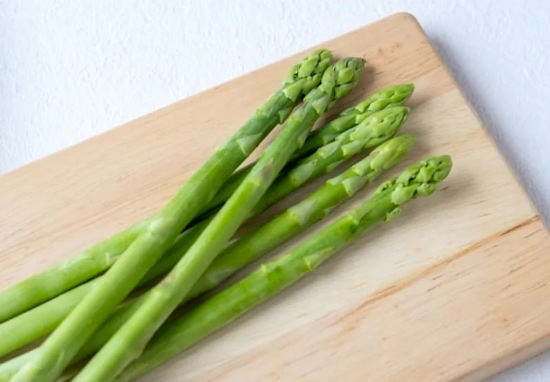 หน่อไม้ฝรั่งสดควรเก็บอย่างไรให้อยู่ได้นานขึ้น? เกษตรกรแนะนำเคล็ดลับการเก็บในตู้เย็นและการแช่แข็งที่ใช้ได้จริง