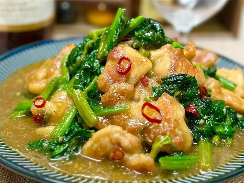 สูตรอาหาร “ไก่ผัดผักโขม (ปวยเล้ง)” สูตรเข้มข้น หอมกระเทียม ที่ช่วยให้เจริญอาหารและเข้ากับข้าวสวยร้อนๆ ได้เป็นอย่างดี