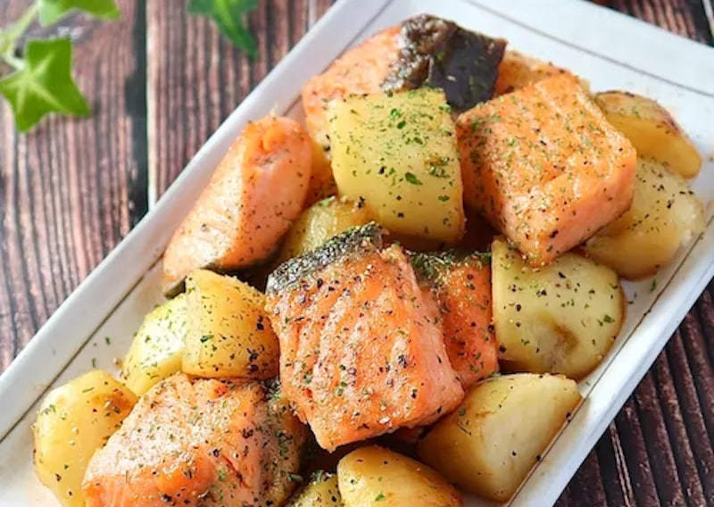 สูตรลับ ‘แซลมอนมันฝรั่งผัดเนยพริกเกลือ’ หอมนุ่มอร่อย! ถูกใจทั้งเด็กและผู้ใหญ่