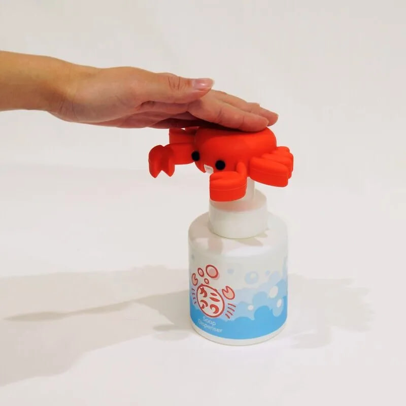 โฟมล้างมือที่มุ้งมิ้งที่สุดในประวัติศาสตร์! ‘โฟมปูพ่นฟอง’ ที่เคยสร้างปรากฏการณ์ถล่มโซเชียลญี่ปุ่น ขายหมดเกลี้ยงทันทีที่วางขาย… ตอนนี้เปิดพรีออเดอร์แล้ว คนไทยก็หาซื้อได้!