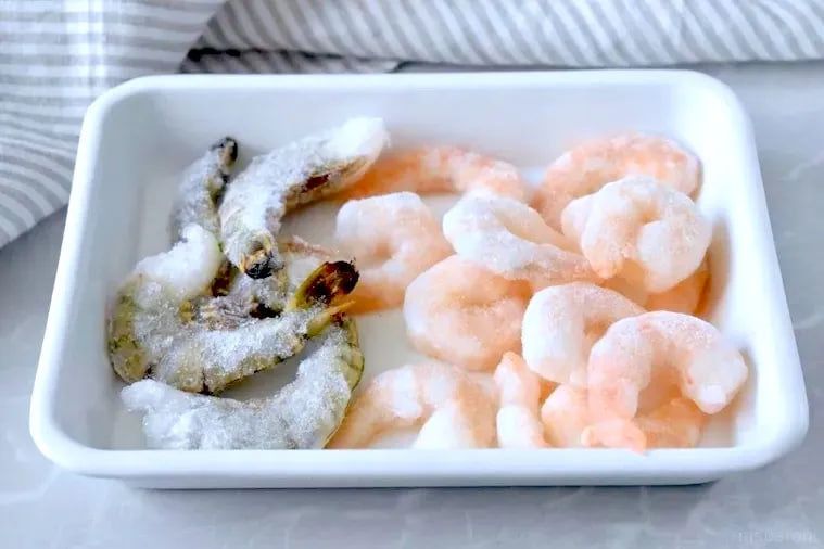 วิธีละลายกุ้งแช่แข็งให้เนื้อยังเด้งสู้ฟัน! เผยเคล็ดลับง่ายๆ จากแม่บ้านญี่ปุ่น