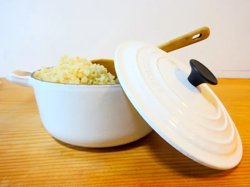 รอยร้าวและรอยขีดข่วนอาจส่งผลต่ออายุการใช้งาน! ผู้เชี่ยวชาญแนะเคล็ดลับการป้องกันสนิมสำหรับหม้อเหล็กหล่อเคลือบเอ็นนาเมล (Enamel)