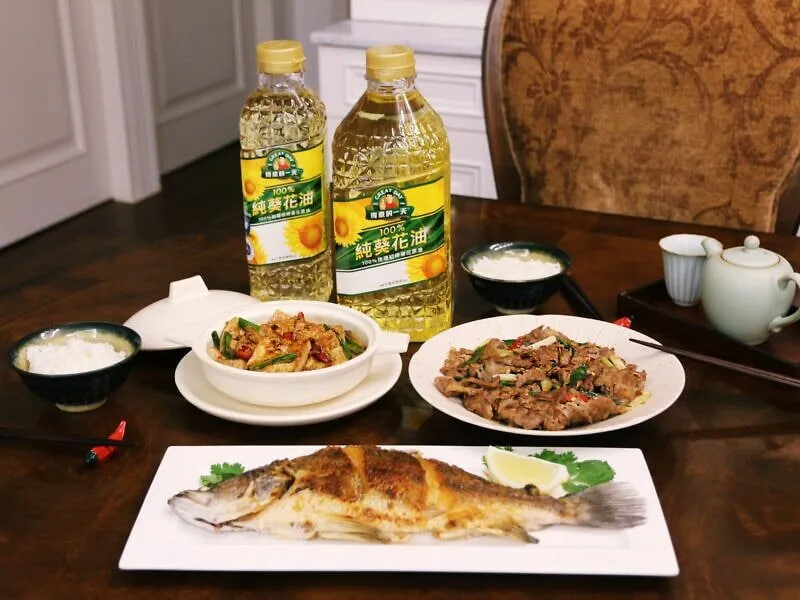 คุณแม่สวี ทูตต้านควันน้ำมันมาแล้ว! ตัวช่วยเด็ดในห้องครัว: น้ำมันดอกทานตะวันบริสุทธิ์ 100% ตรา Great Day (เต๋ออี้ตี้อี้เทียน) รังสรรค์ความอร่อยแบบสุขภาพดี ไม่ร้อนใน!