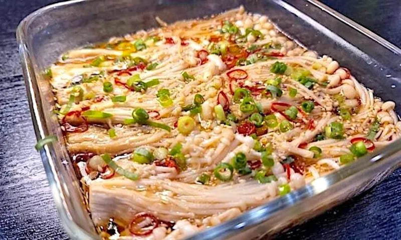 วิธีทำ ‘เห็ดเข็มทองดอง’ ที่ง่ายและประหยัดแรง! เมนูเครื่องเคียงติดตู้เย็นที่ทำง่ายแต่รสชาติเข้มข้น