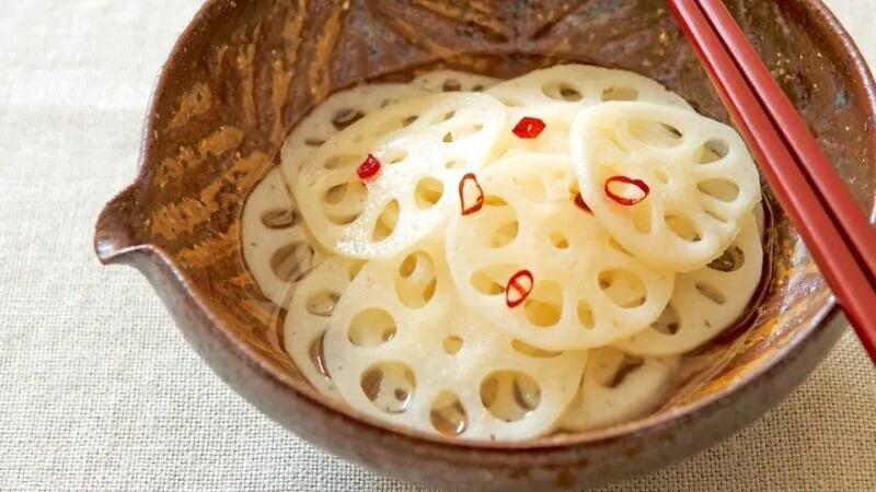 วิธีทำ ‘รากบัวดอง’ รสเปรี้ยวหวานแสนอร่อย! เมนูเครื่องเคียงทานเล่น ทำง่ายๆ เพียง 2 ขั้นตอน